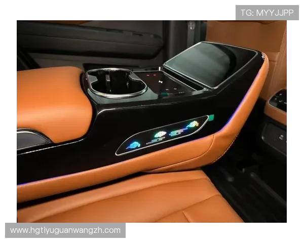 皇冠轿车内饰豪华典雅，细节之处彰显极致奢华体验